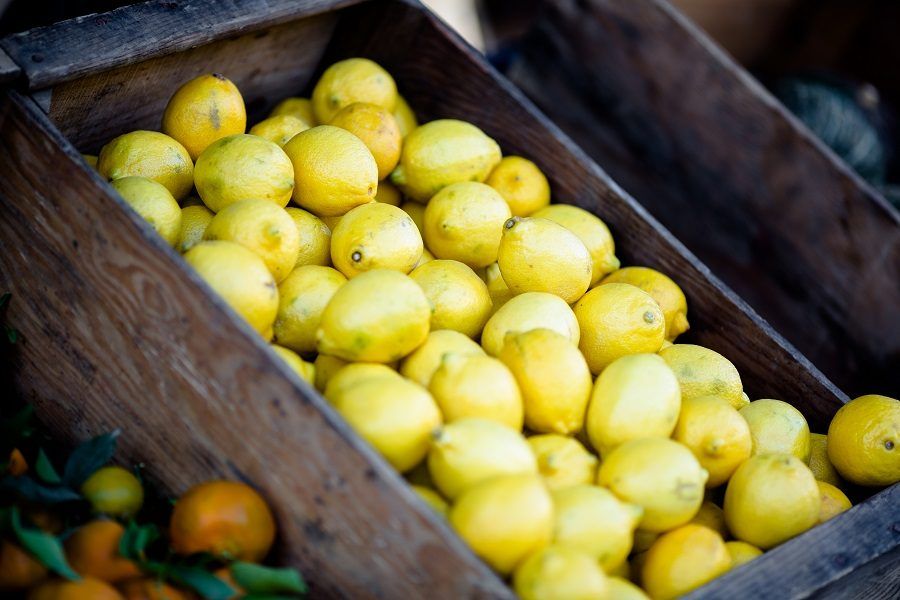 Il limone è utile per sbiancare le unghie