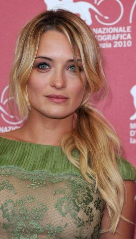 La nostra Carolina Crescentini con lo sguardo sempre appesantito.