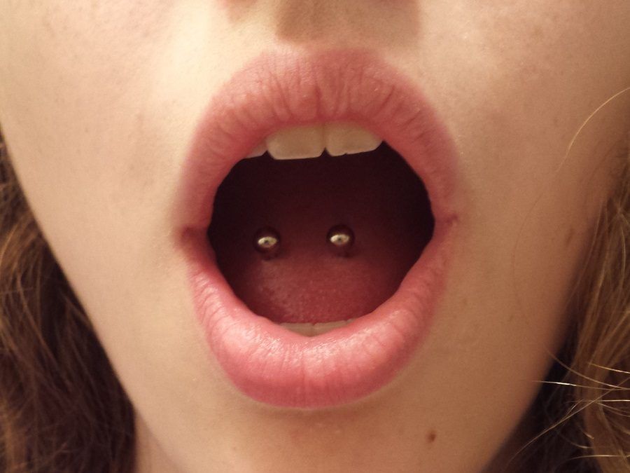 Collutorio per disinfettare i piercing in bocca