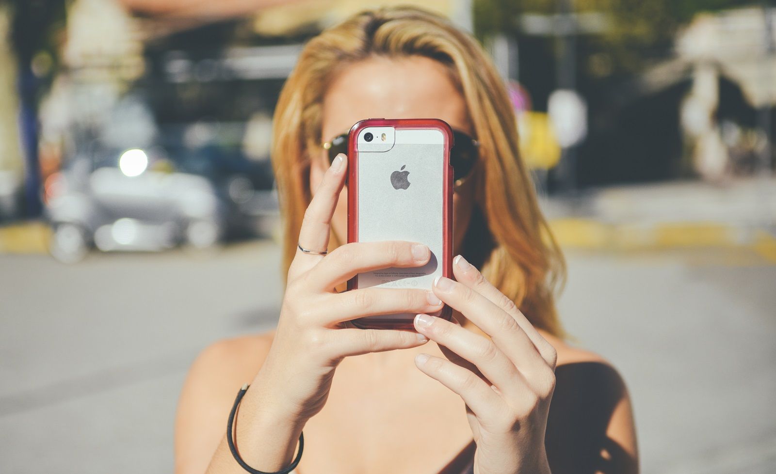 Nudi e coperti solo da un dito, la nuova moda dei selfie