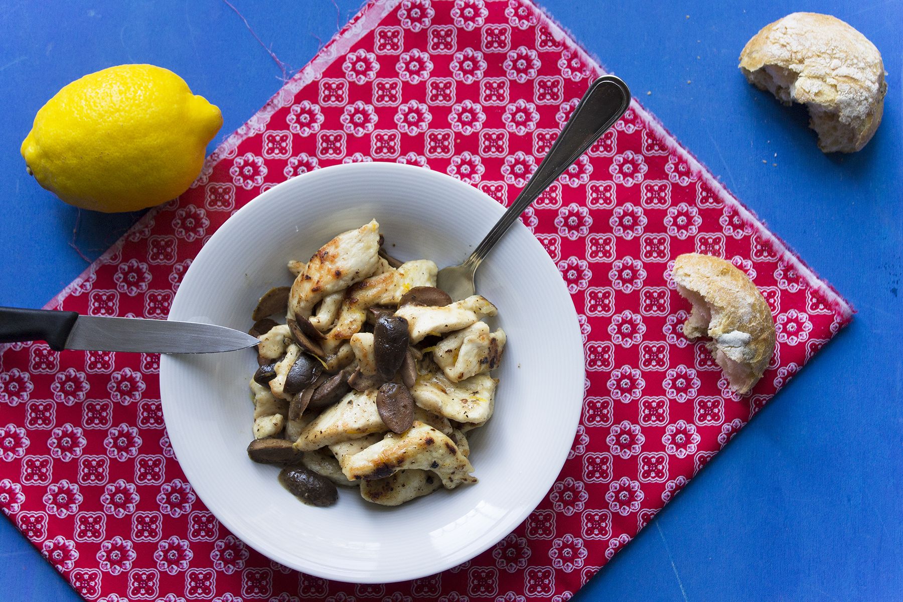 Straccetti di tacchino con limone e olive verdi pronti in 10 minuti