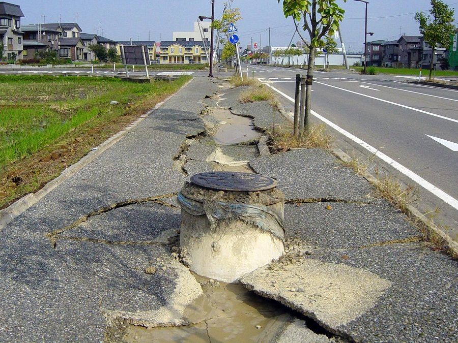 Una strada devastata dal terremoto