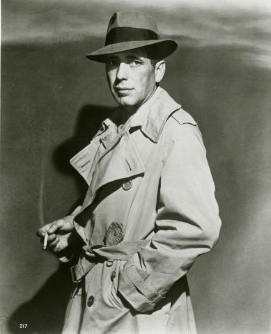 Humphrey Bogart col suo inseparabile trench