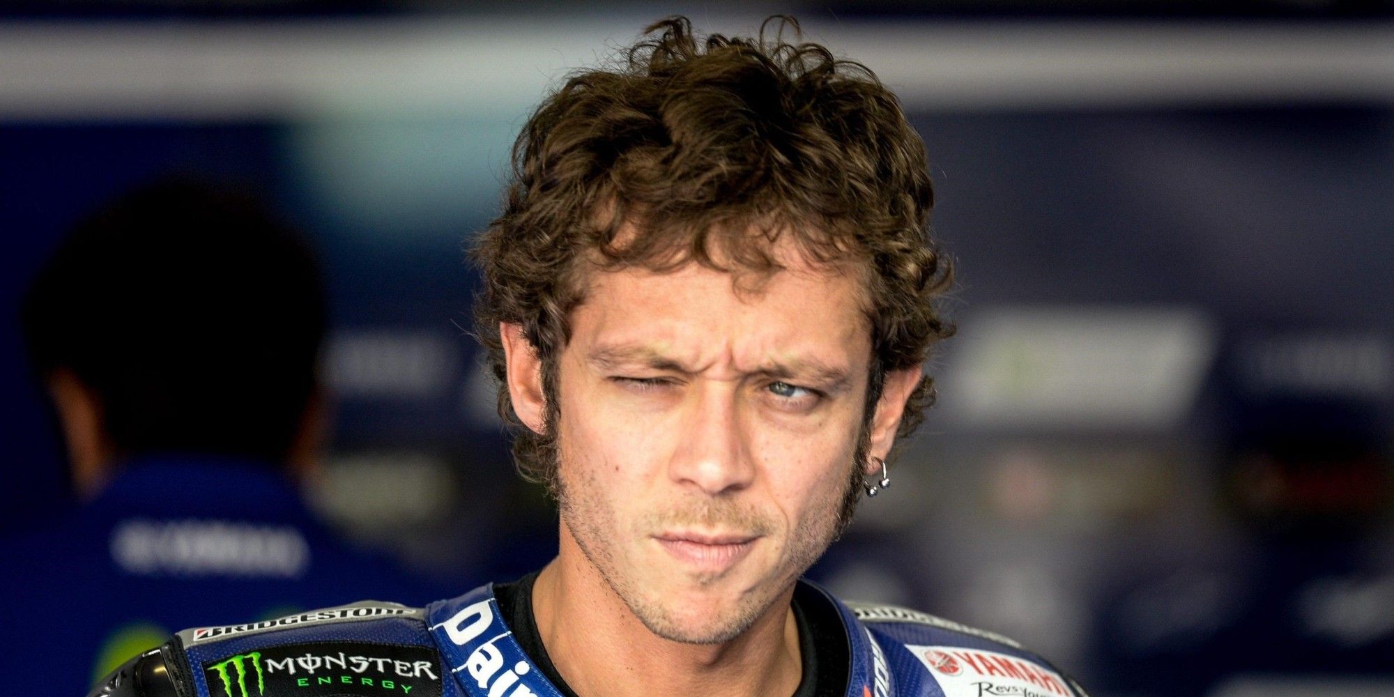 Perché Valentino Rossi ha tirato un calcio a una tifosa?