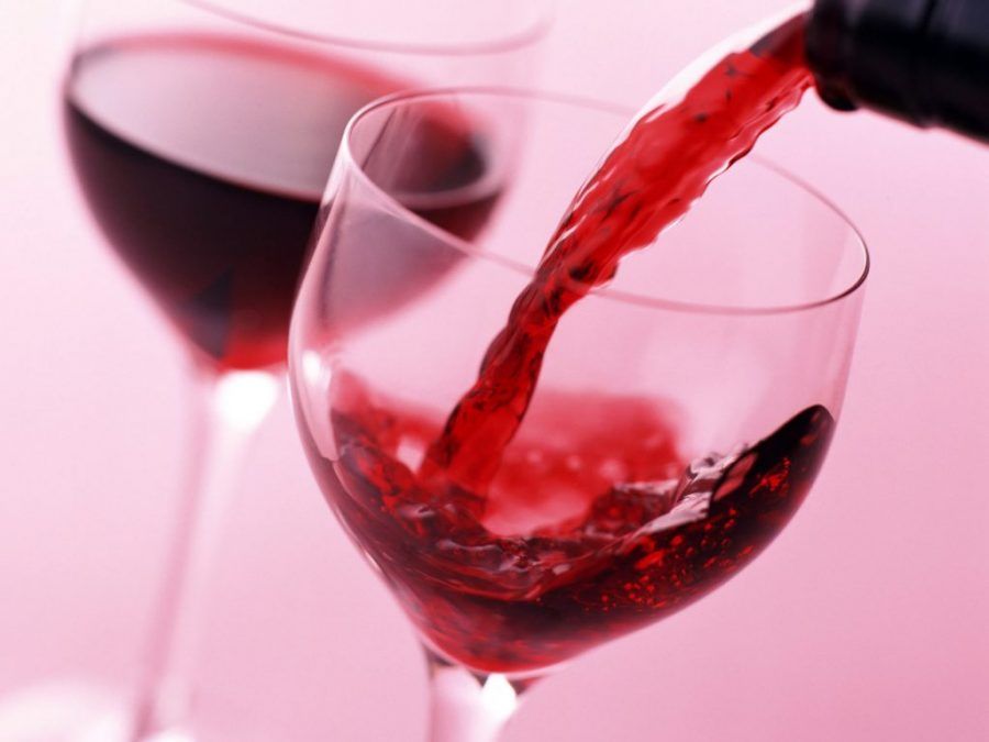 Il vino rosso protegge dai danni del fumo