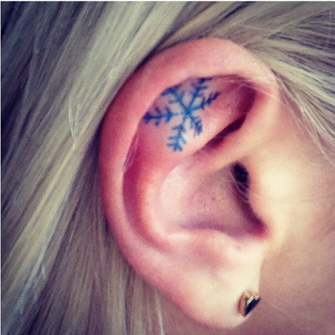 Tatuaggi sull'orecchio, fiocco di neve