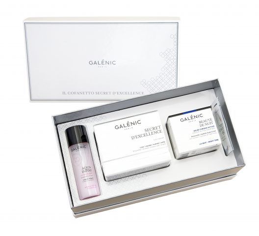 Galenic, Cofanetto Secret d'Excellence con Aqua Infini lozione di trattamento, crema Secret d'Excellence, DD Cream Teint Lumiere. 98 euro.