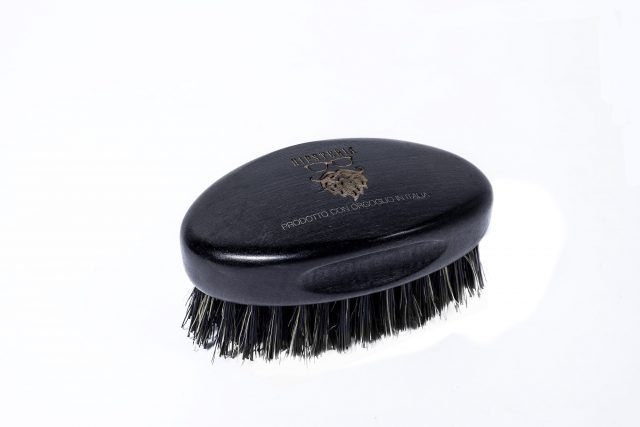 Hipsteria, linea di prodotti per la cura della barba, B-Brush: spazzola di legno di faggio per lo styling della barba.