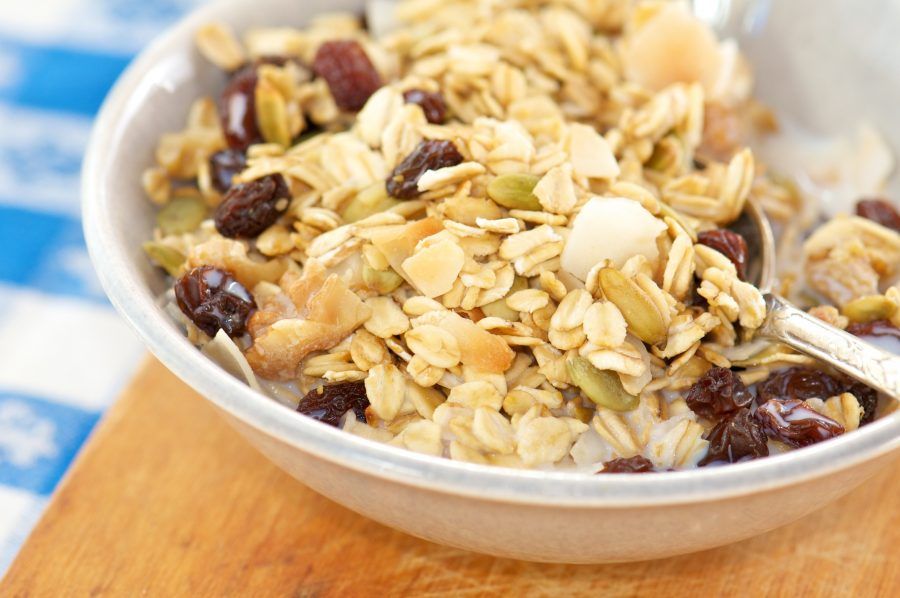 A colazione andrà benissimo una tazza con cereali integrali e yogurt.