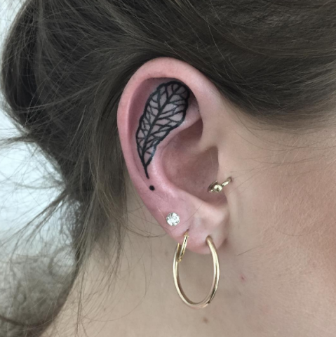 Tatuaggi sull'orecchio, foglia