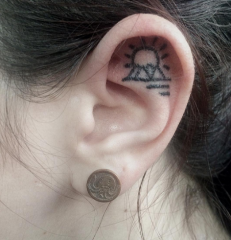 Tatuaggi sull'orecchio, sole