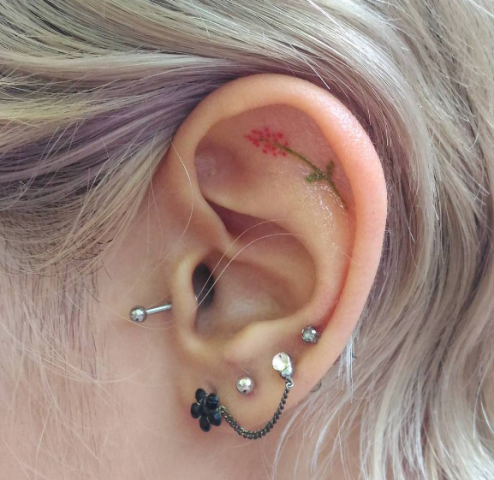 Tatuaggi sull'orecchio, fiore