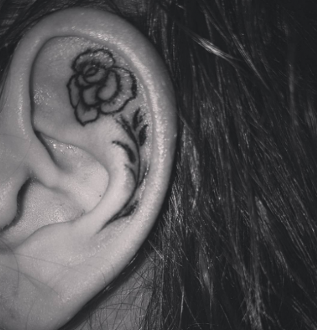 Tatuaggi sull'orecchio, rosa