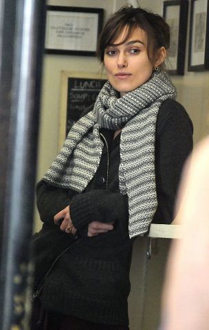 Keira Knightley versione sciarpa e coda.