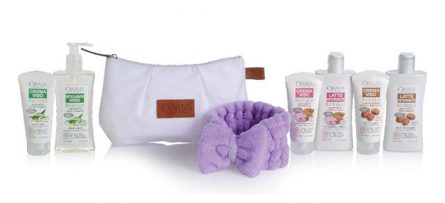 OMIA EcoBioVisage beauty routine, nelle varianti mandorla e malva, aloe vera e argan, con crema viso, detergente viso, fascia per capelli e beauty case.