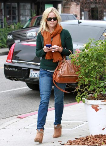 Reese Witherspoon in sciarpona arancio.