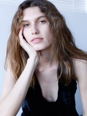 Rose Gilroy, modella figlia dell'attrice Rene Russo e del regista Dan Gilroy