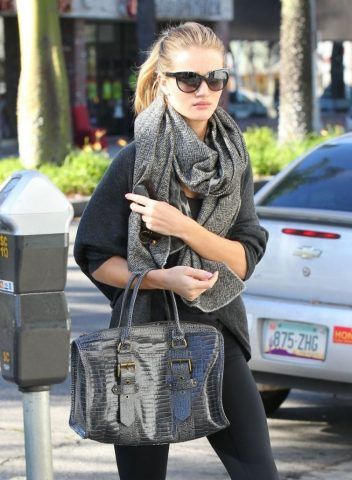 Rosie Huntington Whiteley con una coda alta.