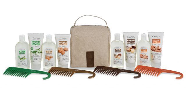 OMIA, Scatola regalo EcoBioBeauty con beauty case e pettine districante: fisio shampoo, balsamo capelli, (a scelta tra aloe vera, olio di argan, olio di macadamia, olio di semi di lino), beauty case in cotone e pettine a denti larghi. 10.90 euro.