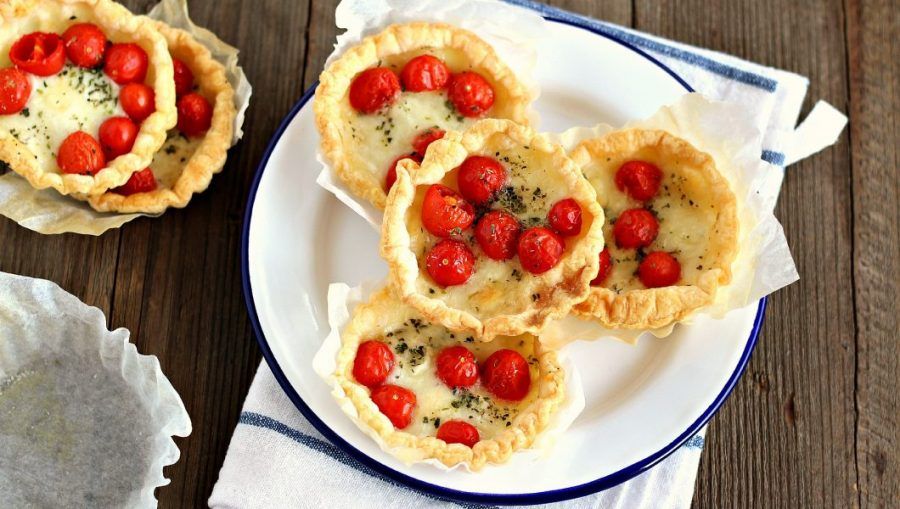 Sfogliatine con pomodoro e mozzarella