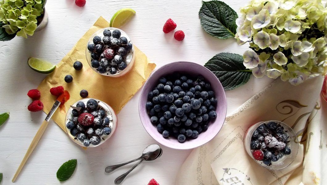 Provate il tiramisù con yogurt greco e frutti di bosco