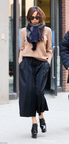 Victoria Beckham con i capelli sciolti nella sciarpa.