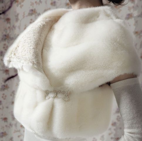 Scialle in pelliccia per abito da sposa stylejump