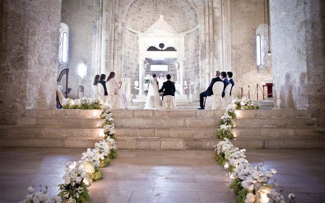 Addobbo chiesa bianco il colore principe dei matrimoni sulla neve