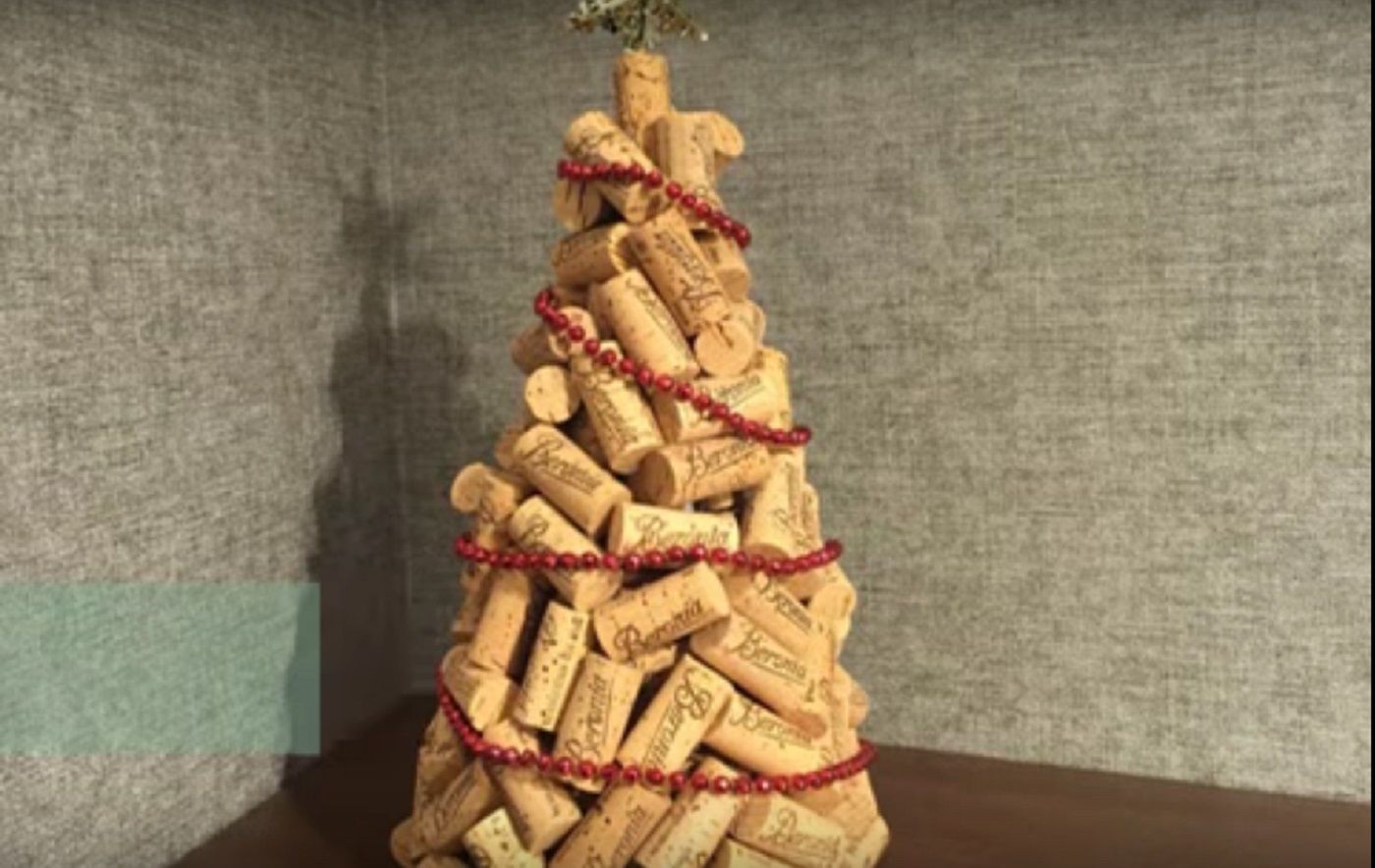 Come creare un originale albero di Natale con i tappi di sughero