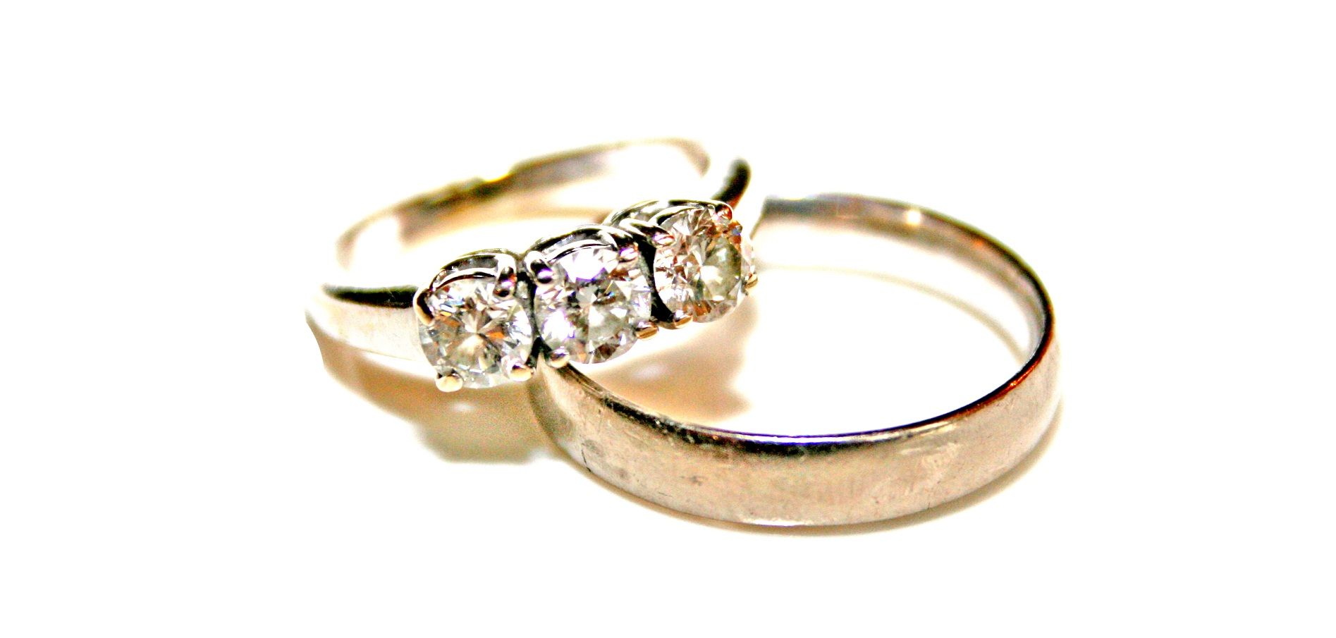 Insultano il suo anello da 100 euro, la risposta della sposa è epica!