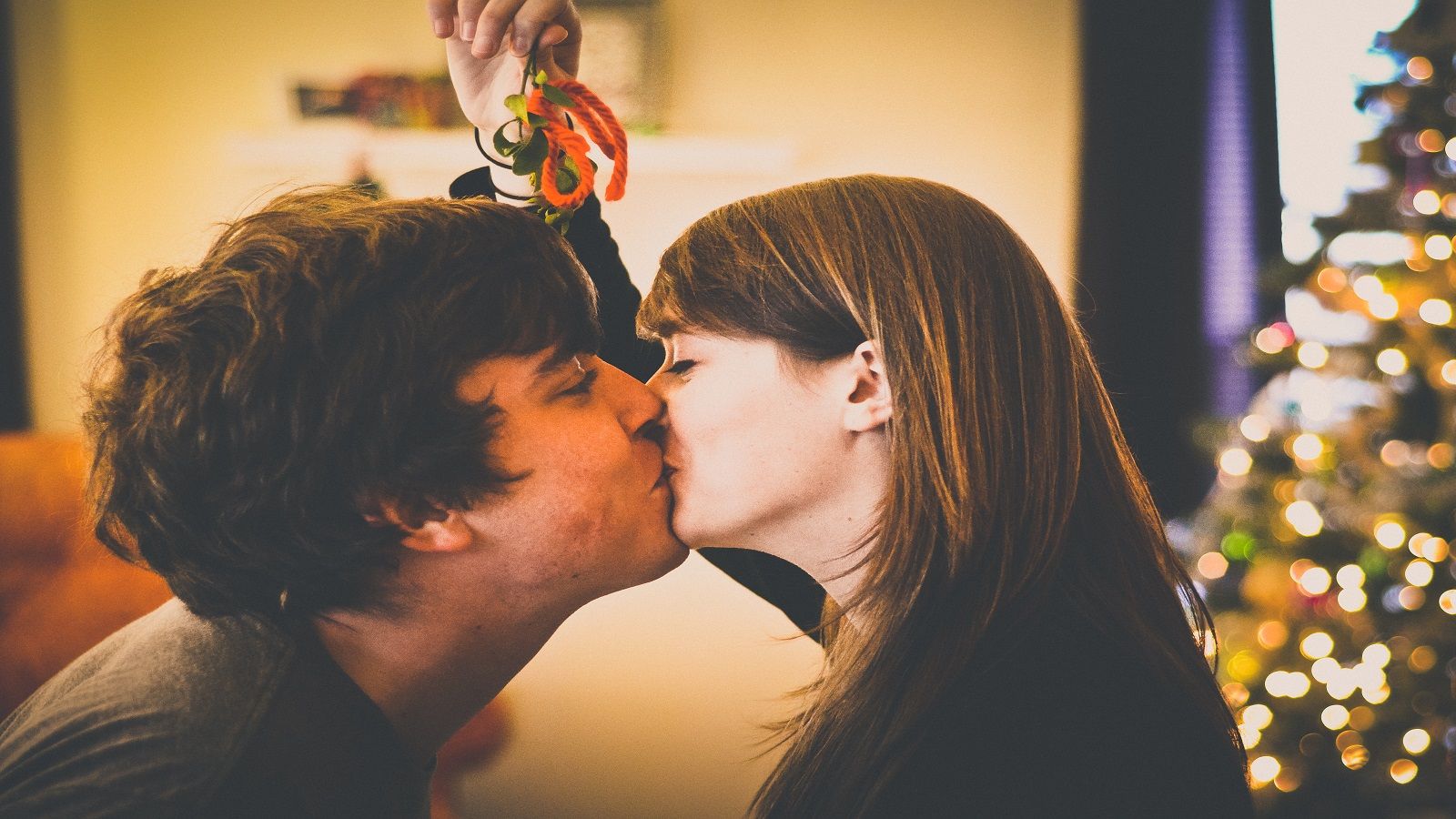 Perché baciarsi a Capodanno sotto il vischio porta fortuna?