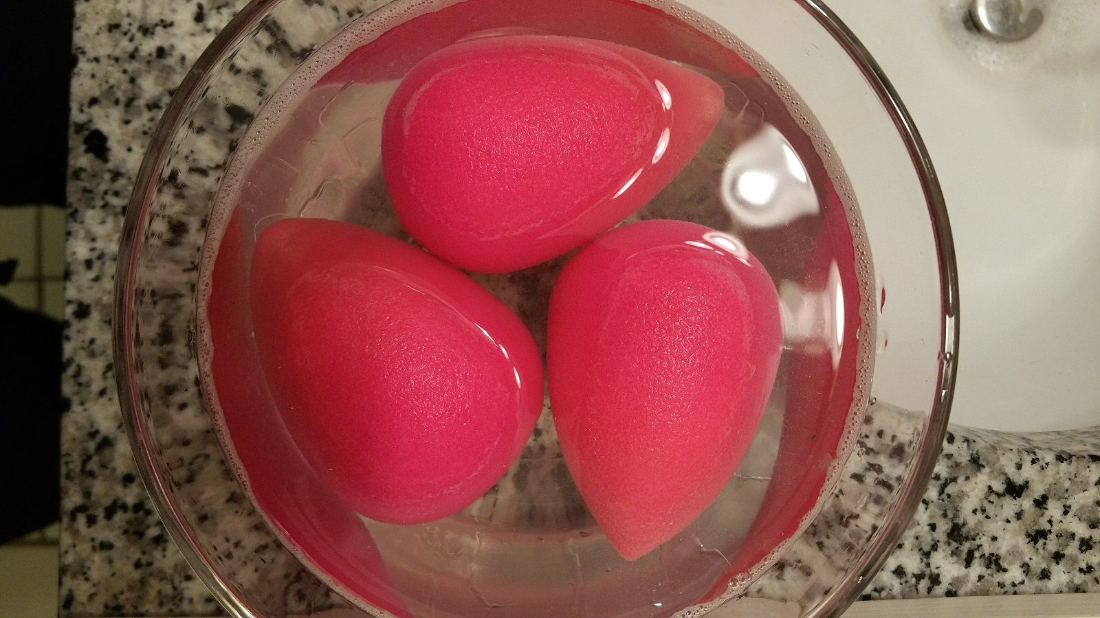 Non fate questi errori quando mettete il fondotinta con la Beauty Blender