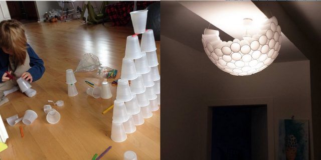 Un fortino fatto con bicchieri di plastica e un lampadario con bicchieri di plastica