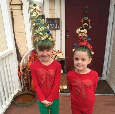 Bambine che sfoggiano lo stile Christmas Tree Hair