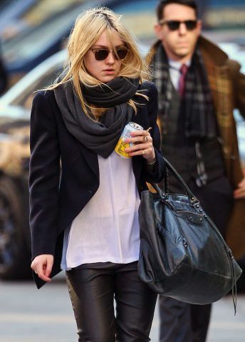 Dakota Fanning per le strade di New York.