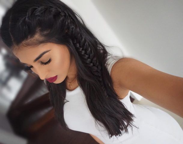 Capelli sciolti con treccia laterale (Farah Dhukai)