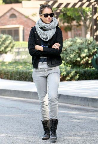 Jessica Alba ama molto le sciarpe.