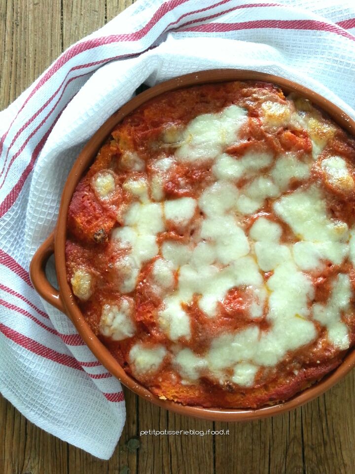 Lasagne di pane con pomodoro e mozzarella