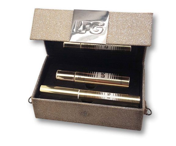 LPG pochette dorata per Natale 2016, con Sérum Anti-âge Régénération Cellulaire - € 129,00 e Stilo Contour Yeux & Lèvres - € 56,00.