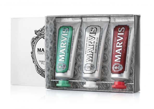 Marvis: scatola tre gusti formato 25ml, bandiera italiana, classic strong mint, whitening mint e cinnamon. 8 euro.