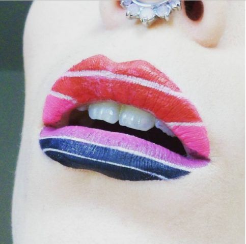 Negative Space Lip Art: strisce