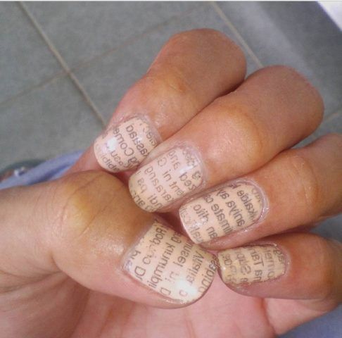 Newspaper Nail Art su smalto rosa chiaro