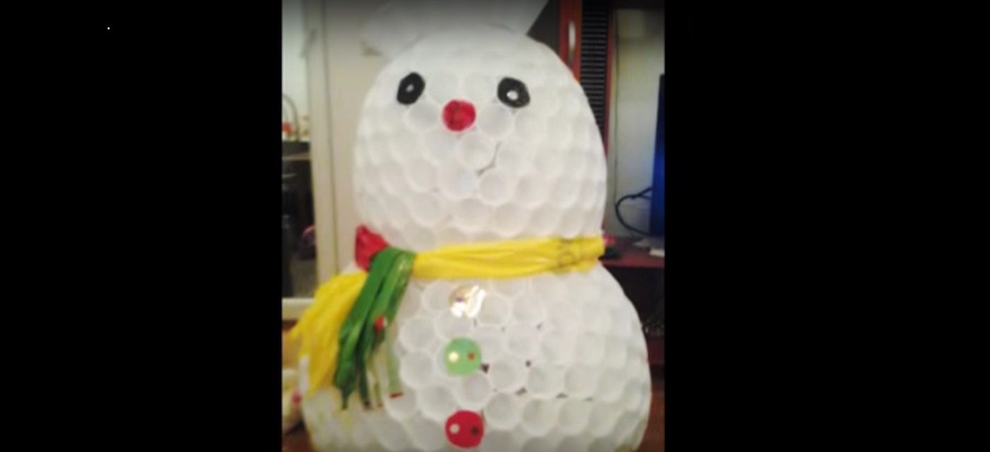 Idee riciclo: come fare un pupazzo di neve con i bicchieri di plastica