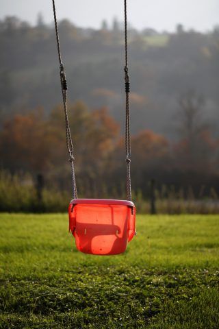 Altalena fatta con una sedia di plastica