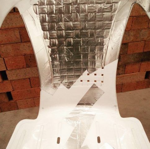 Decora lo schienale della vecchia sedia di plastica