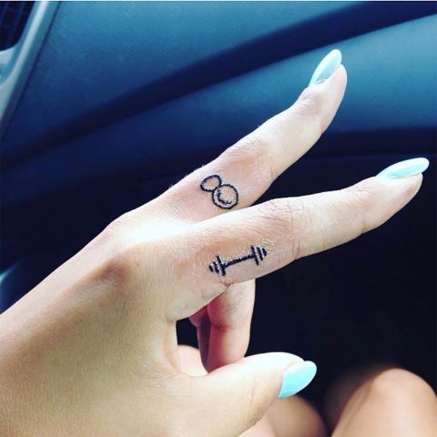 Tatuaggi per amanti del fitness: pesi
