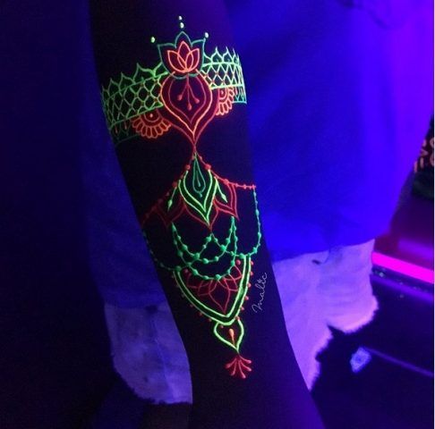 Tatuaggi all'henné che brillano di notte