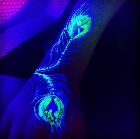 Tatuaggi all'henné che si illuminano di notte