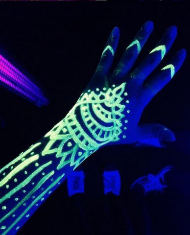 Tatuaggi all'henné: si illuminano al buio