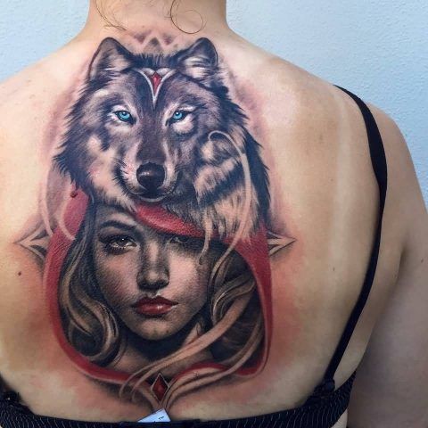 Tatuaggio con lupo